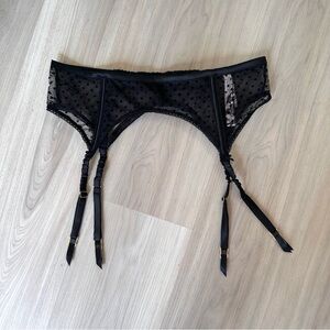 New Victoria’s Secret black lace dream angels garter belt m/L